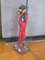 Statua gotica di donna in catene