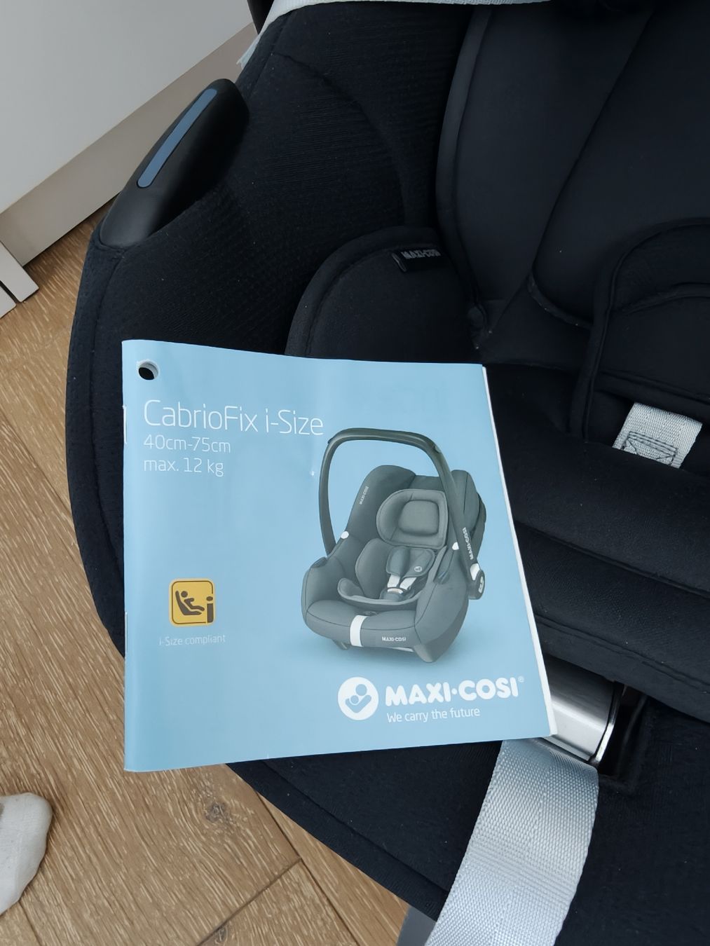 Maxi-Cosi Bauch- & Rückentragen: Babyschale MaxiCosi CabrioFix i-Size – Gebraucht aus Schindellegi von A.M.E. 4