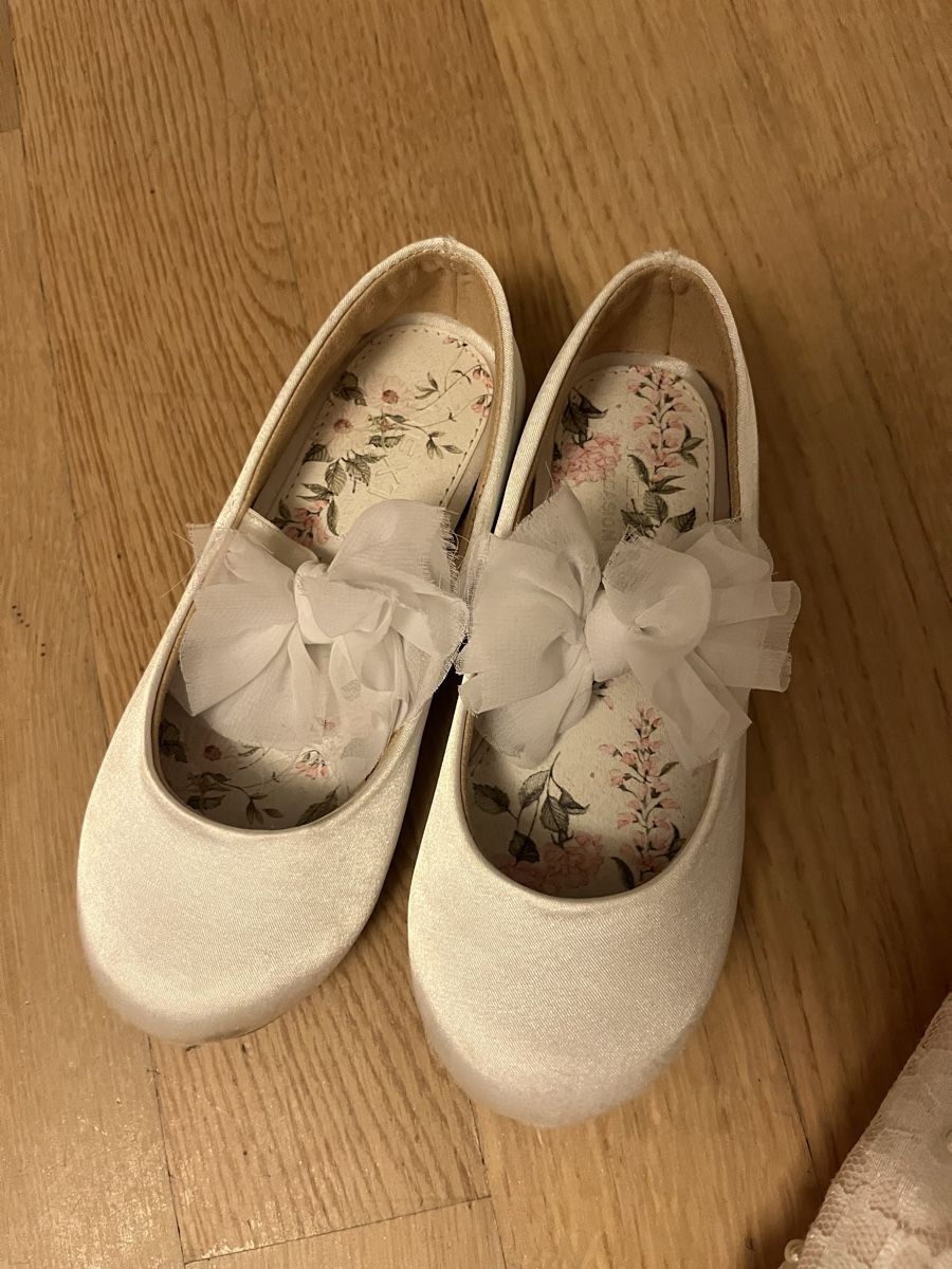 Kleider & Röcke: Mädchen Kleid Mit Schuhe – Neu (gemäss Beschreibung) aus Adliswil von Sale12 4