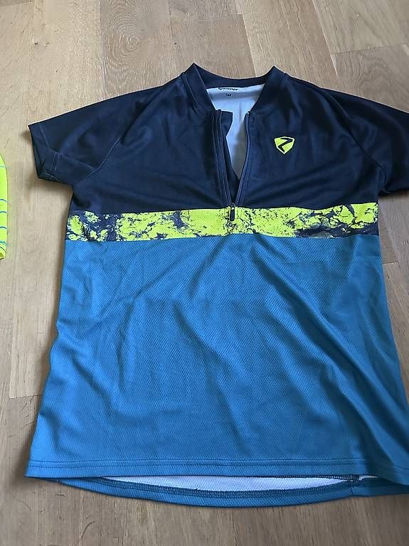 Trainer, Turnhosen & -trikots: Bikeshirts Gr164 – Gebraucht aus Selzach von martinak78