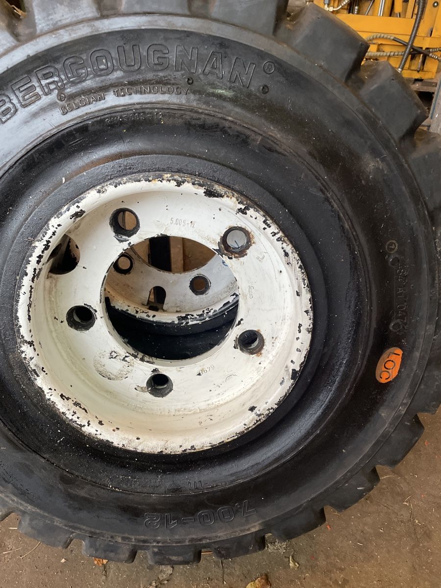 Carrelli elevatori e a forche: Staplerräder – Usato da Bubikon venduto da Bruno0087 4