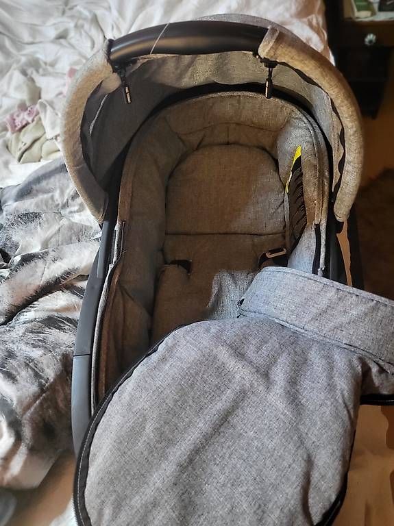 Marsupi portabebè: Neue Babyschale – Nuovo e nell'imballaggio originale da Reigoldswil venduto da Paola_87