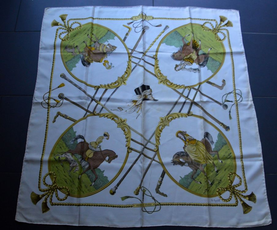 Carré Hermès 90x90 Cm En Soie - Motif "Ex-Libris En Kimonos", Bleu Beige, Occasion En Très Bon état