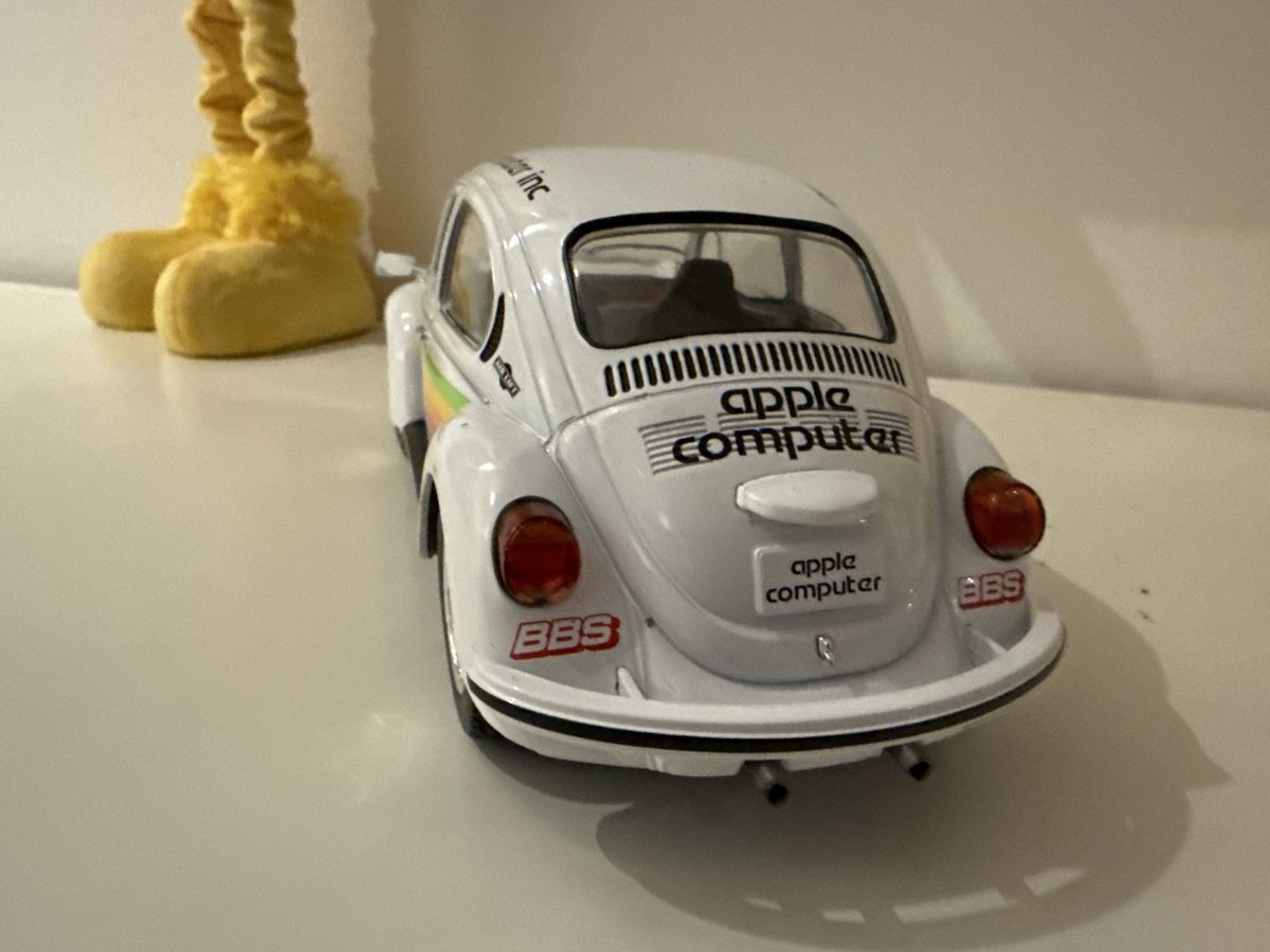 Volkswagen Modellini d'auto: VW Käfer Apple Computer Inc.  1:18 – Nuovo e nell'imballaggio originale da Basel venduto da Zomeg 2