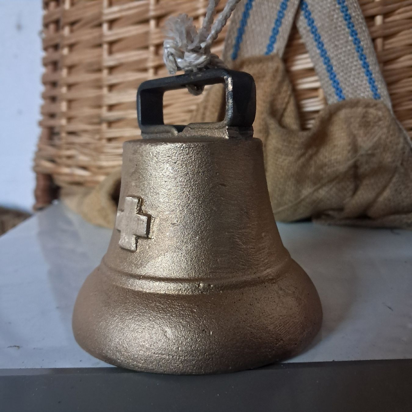 Cloches & sonnailles: SCHLICHTES GLÖGGLI MIT SCHWEIZERKREUZ  – D'occasion à Murten par SHETHOF 1