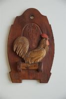 geschnitzter Briefhalter mit Huhnmotiv