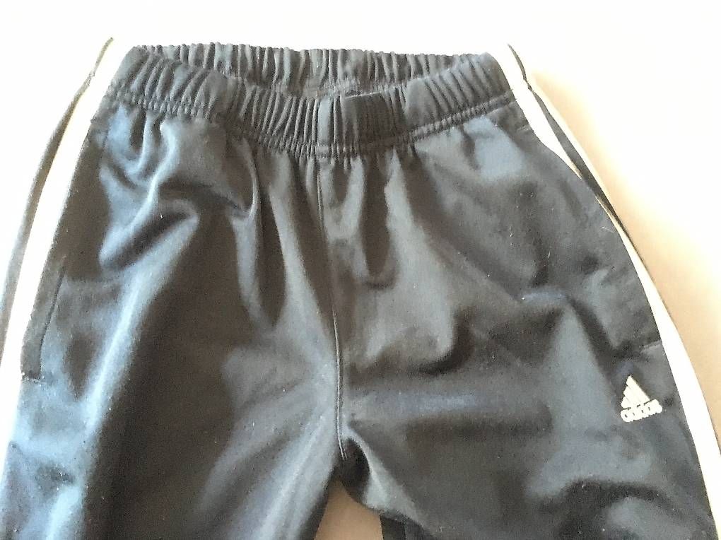 Hosen: Trainerhose Adidas dunkelblau Grösse 152 – Gebraucht aus Rothenburg von Flaeckly 1