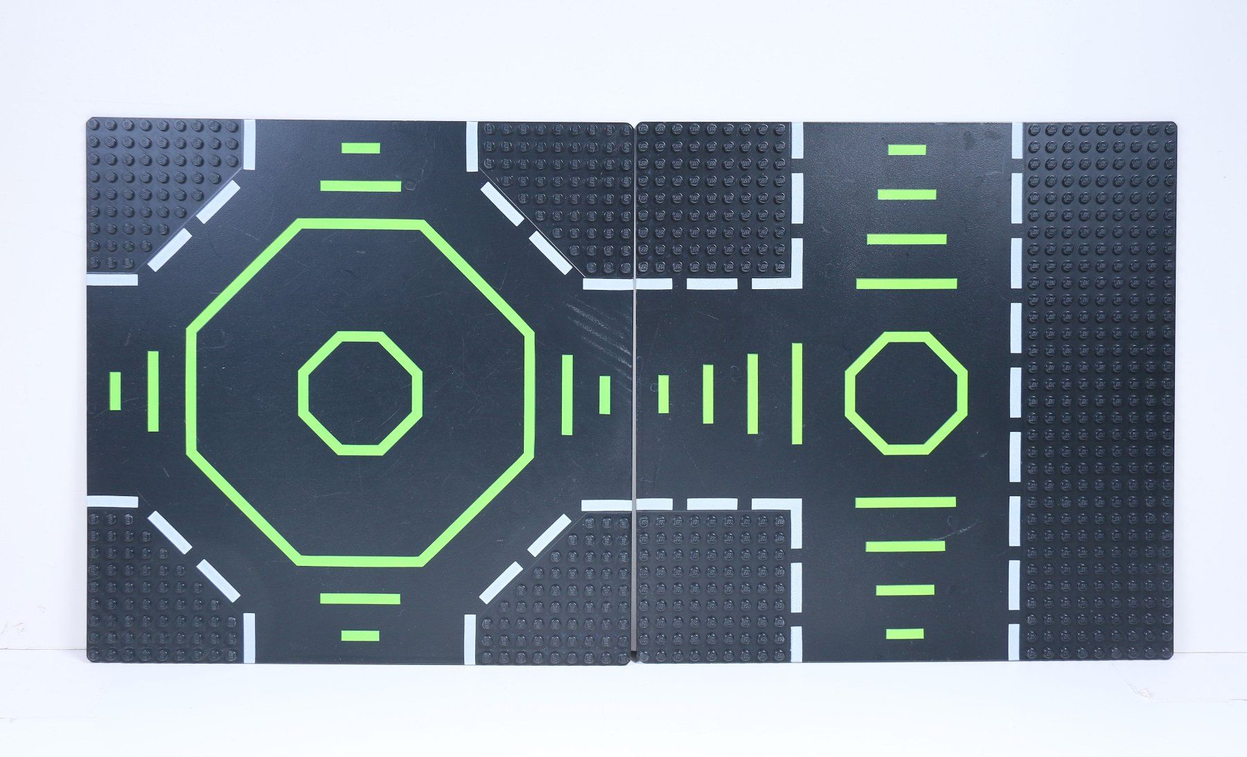 Lego Kit di costruzioni: 2 Stück Black Baseplate, Road – Usato da Hettlingen venduto da Scholi99