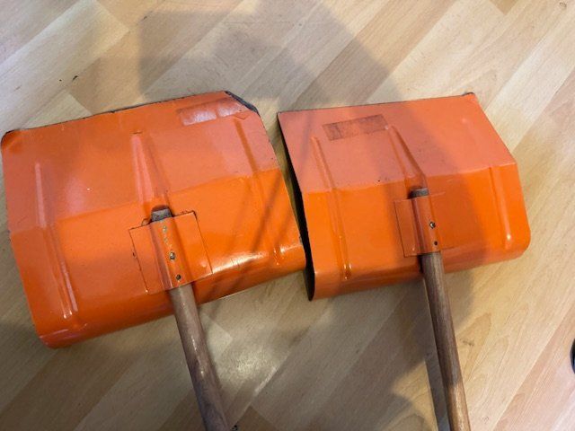 Tutti gli attrezzi: 2 Schneeschaufeln für Kinder – Usato da Zürich venduto da einalemjena 4