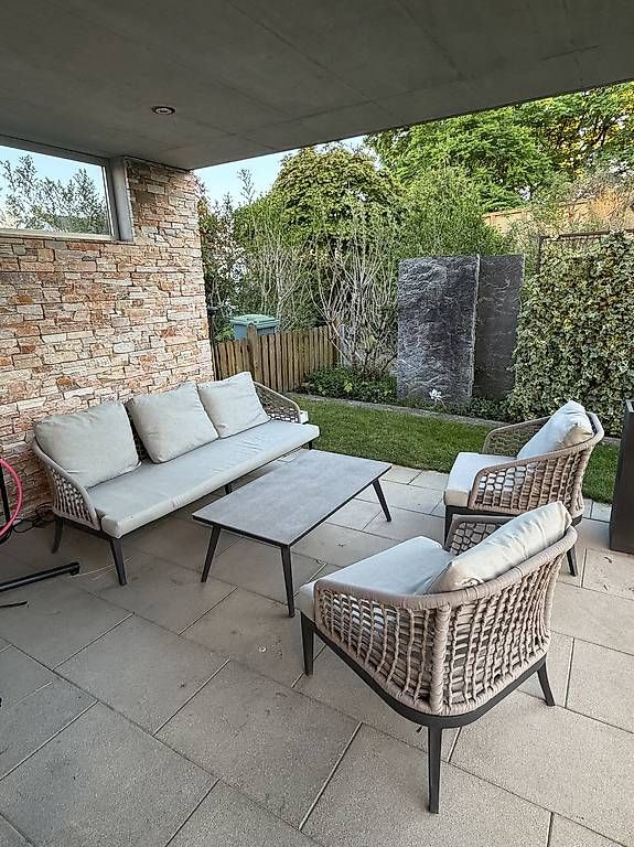 Set di tavolo e panche: Gartenlounge mit zwei Stühlen und Tisch – Usato da St. Gallen venduto da Haeberlin18