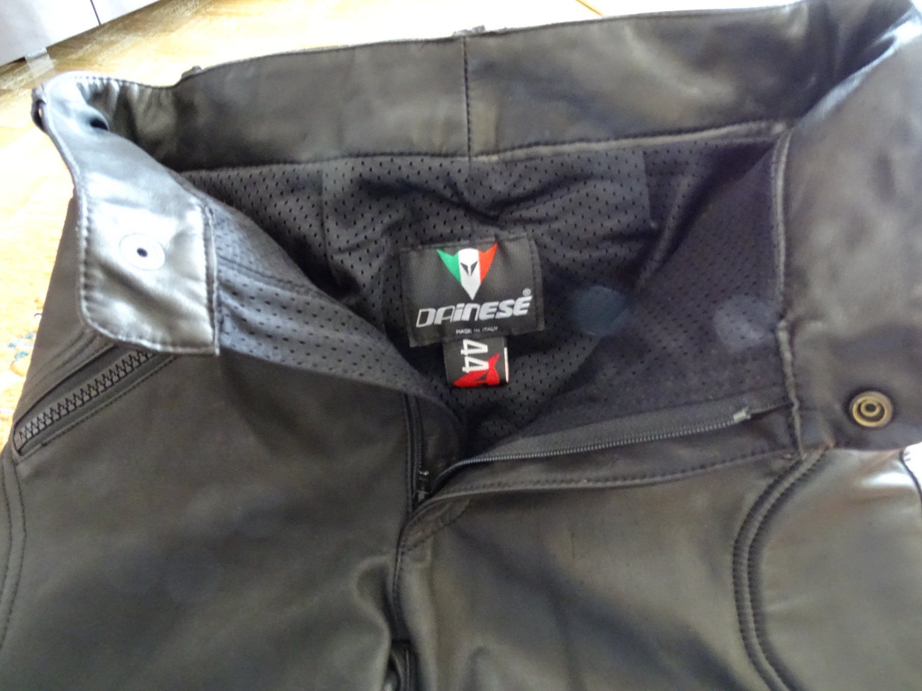 Dainese Pantaloni: Motorrad Lederhose – Usato da fehraltorf venduto da Ospirou 2