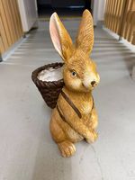 Hasen Figur mit einem Korb am Rücken 