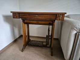 ALTE DEKO NÄHMASCHINE BZW TISCH HOLZ ANTIK DEKORATIV