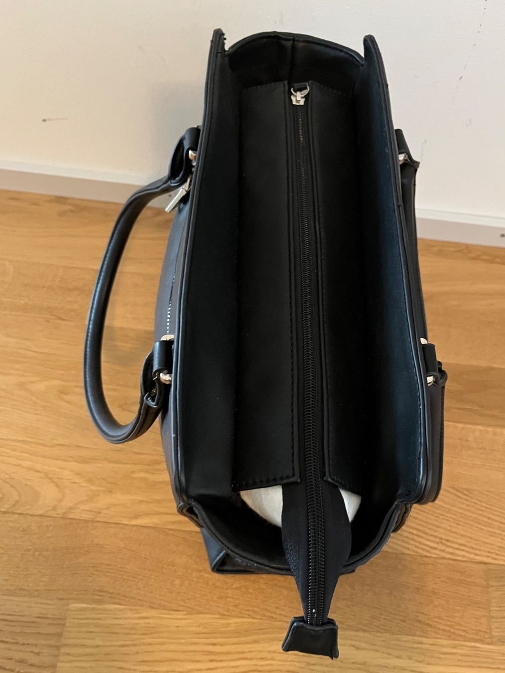 Taschen für Damen: Schwarze Frauenhandtasche – Gebraucht aus Zürich von Bora_0506 4