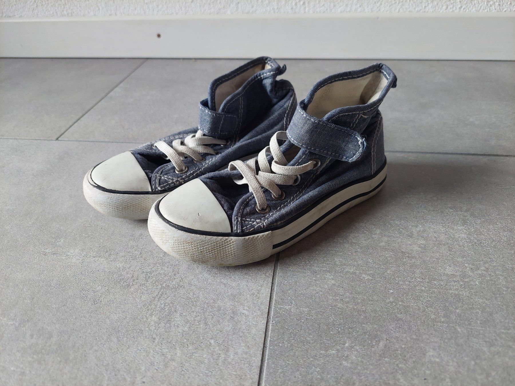 H&M Scarpe per ragazzi: Stoffschuhe von H&M Grösse 27 – Usato da Wiesendangen venduto da troawus