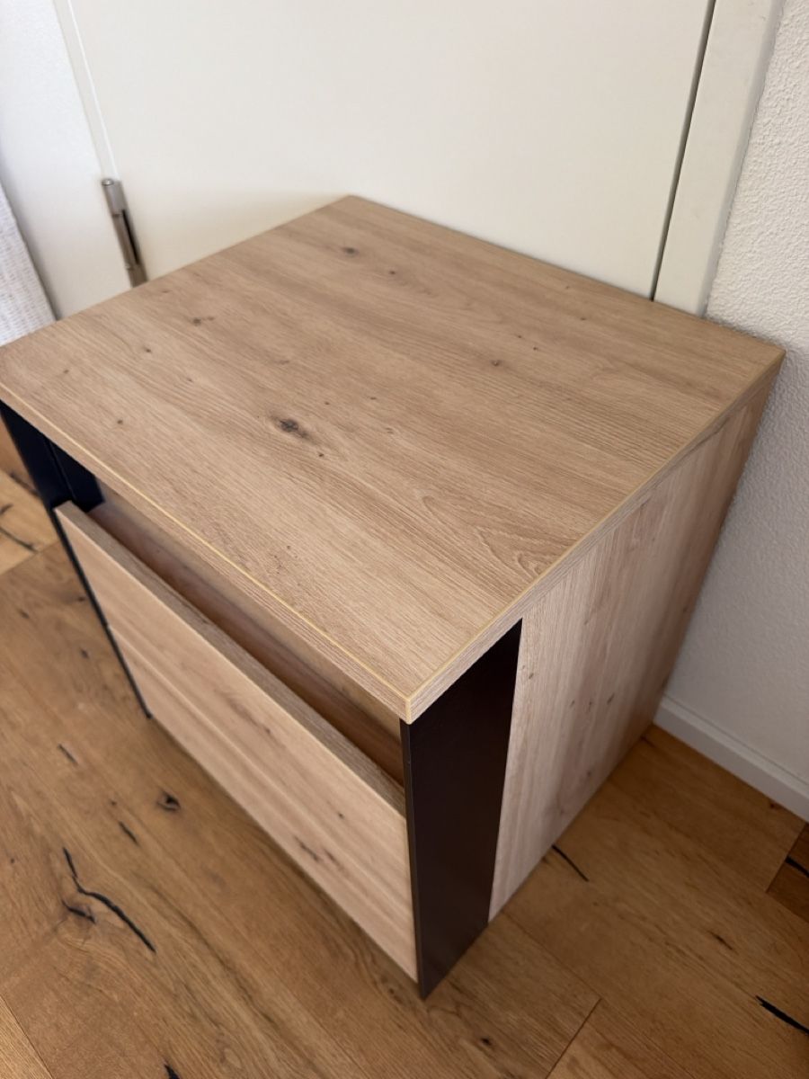 Comodini: Nachttisch Holzoptik Eiche schwarz neuwertig – Nuovo (secondo la descrizione) da Bonstetten venduto da tg2525 1