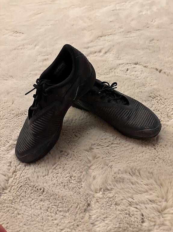 Nike Herrenschuhe: Schwarze Nike Hallenschuhe – Gebraucht aus Lenk im Simmental von niczbaeren 1