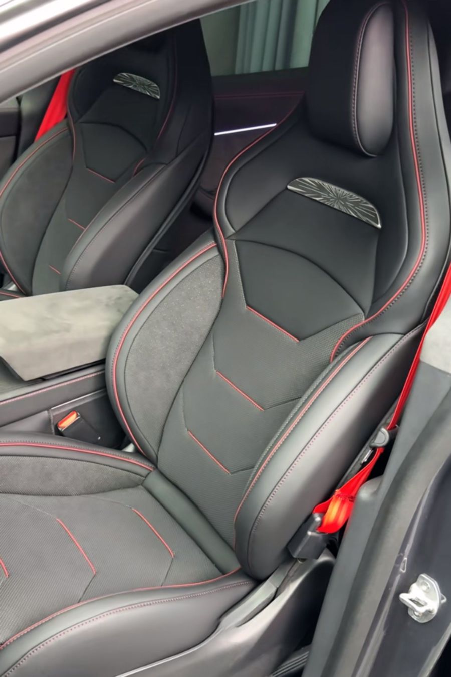 Tesla Tutti pezzi di ricambio auto: Tesla Model 3/Y/ HL "Raptor" Vordersitze mit belüfteter – Nuovo e nell'imballaggio originale da Wichtrach venduto da Avramolon 4