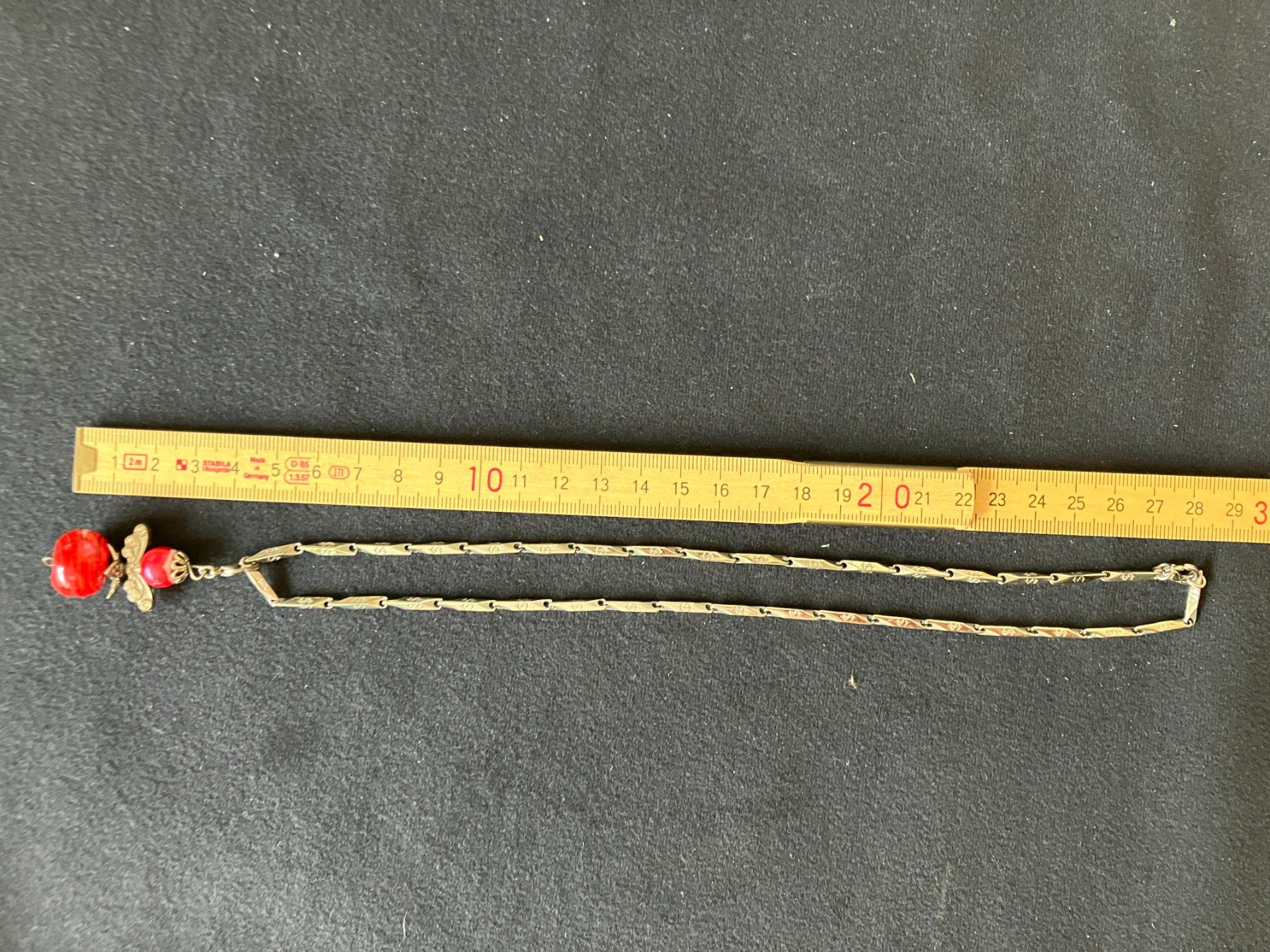 Catenine: silberfarbene Kette mit Anhänger Engel rot – Usato da Basel venduto da djwwpp 2