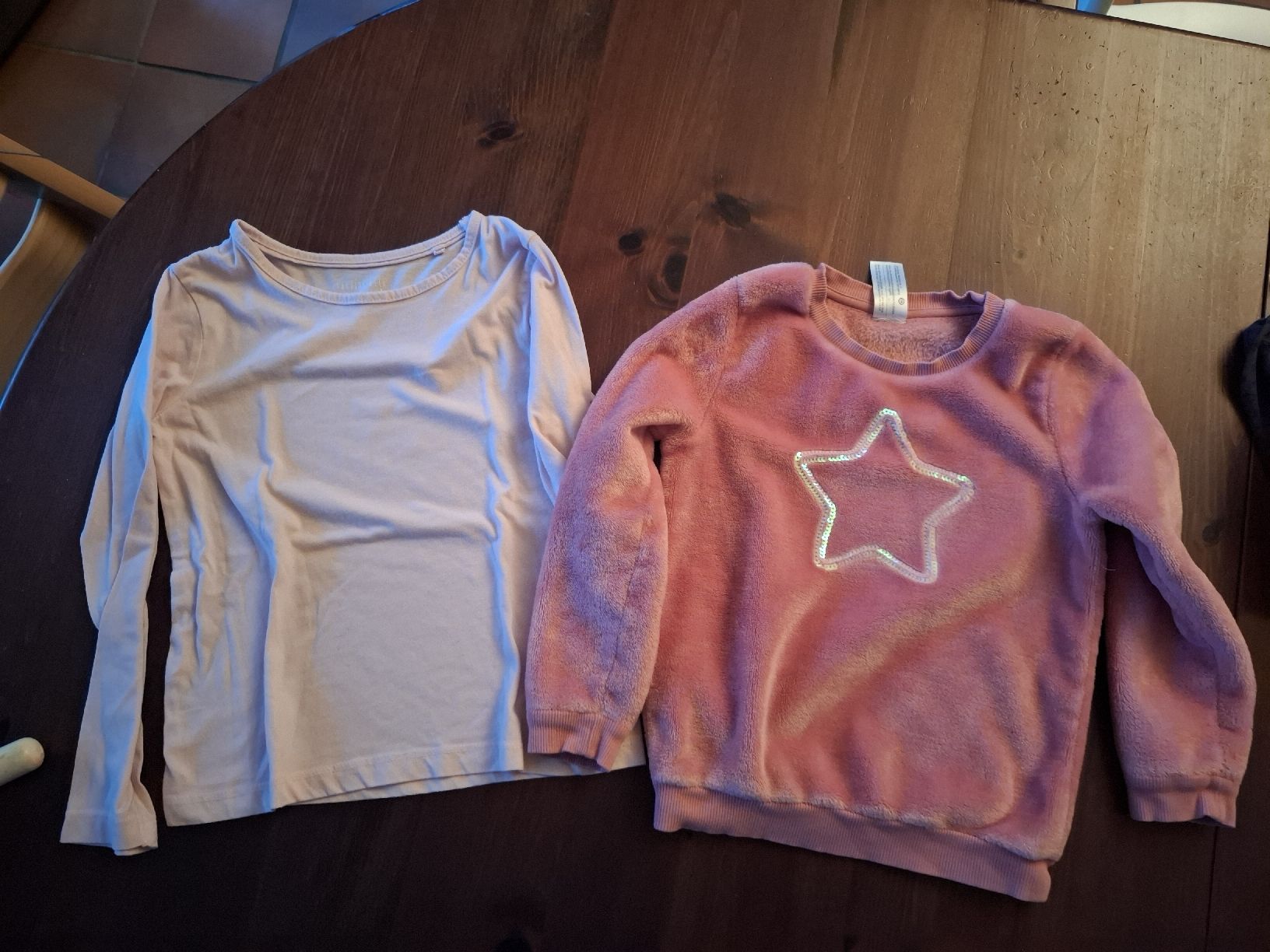 Pulls et sweat-shirts: Mädchen Pullis Gr 116/122 – D'occasion à Hätzingen par Snoopi84