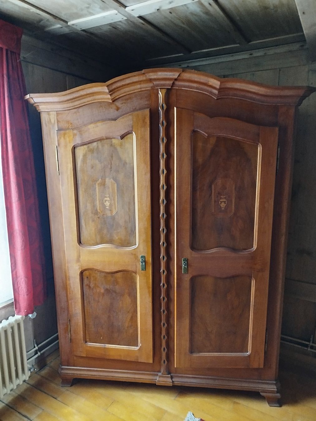 Armadi: Antiker Nussbaumschrank – Usato da Düdingen venduto da Ares61