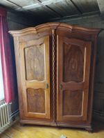 Antiker Nussbaumschrank