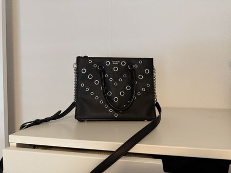Schwarze Victoria's Secret Tasche mit silbernen Details