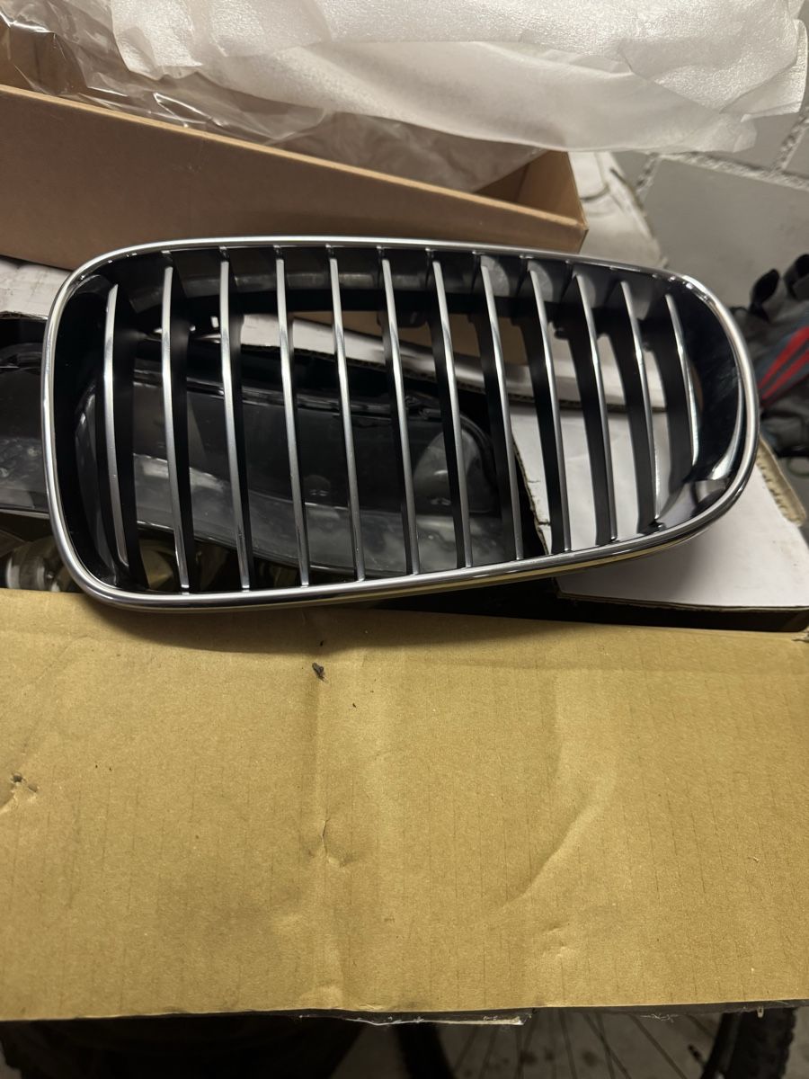BMW Tutti pezzi di ricambio auto: Frontgrill Paar BMW E87 1er 07-11 – Usato da Frauenfeld venduto da fer_25n7