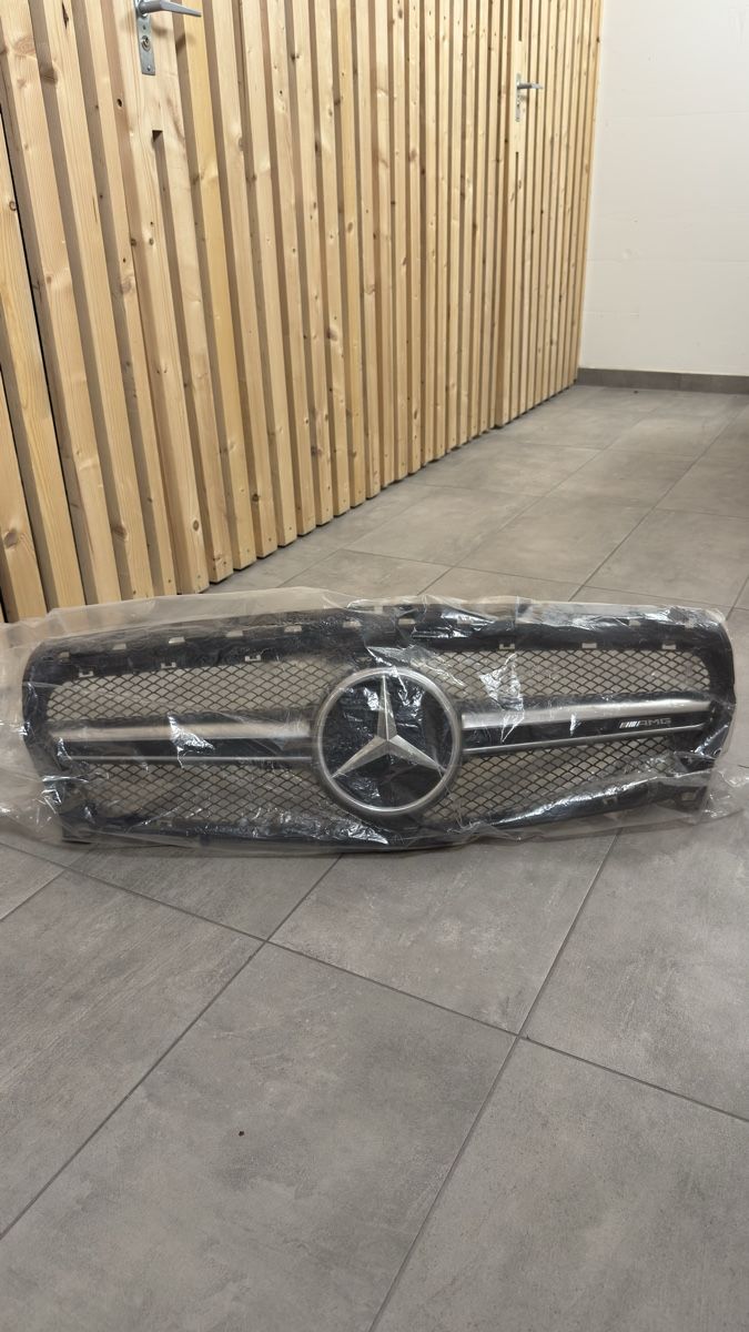 Mercedes-Benz Tutti pezzi di ricambio auto: Calandre original CLA 45 AMG  – Usato da Senarclens venduto da nog_m7qw