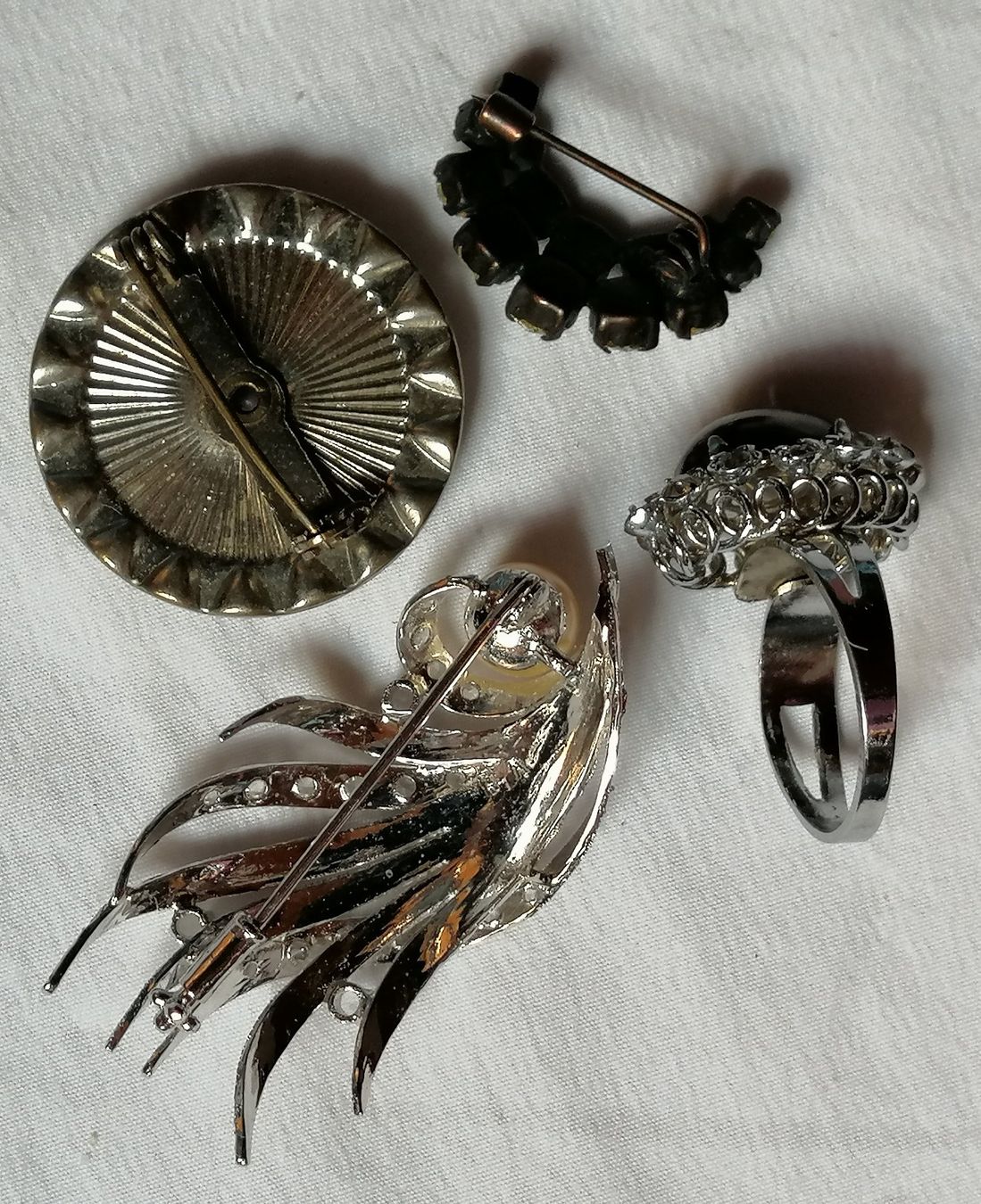 Spille & Fermagli: Modeschmuck 3 Broschen /1 Ring mit Stein – Usato da Oberriet SG venduto da Atir47 3