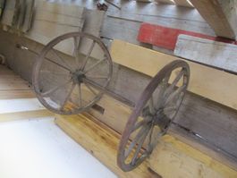 ANTIKES WAGENACHSLI EISEN/HOLZ 50 CM