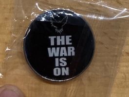 The War ist on Pin Anstecker Punk Rock Metal Pop