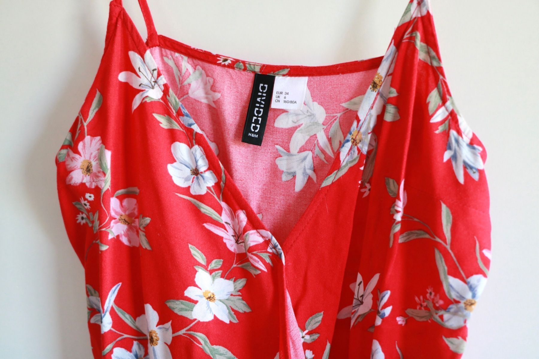 H&M Vestiti: H&M rotes Wickelkleid mit Blumenmuster – Usato da Gachnang venduto da todressgolden 3