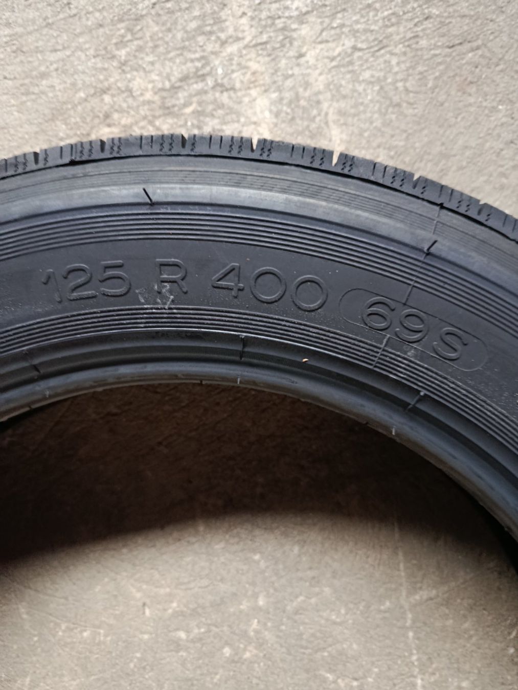 Michelin Pneus & Kompletträder: Oldtimer Pneu Michelin – Neu (gemäss Beschreibung) aus Nesslau von Tisch2 3