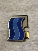 Schweizer Design Pin / Abzeichen Blau Wellen Minimalistisch