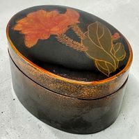 Coffret ovale chinois en bois laqué, motif floral peint main