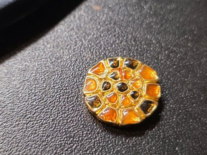 Boutons: Knopf Metall Scheibe mit Steinen 1,7 cm – D'occasion à Walterswil BE par Lonitti