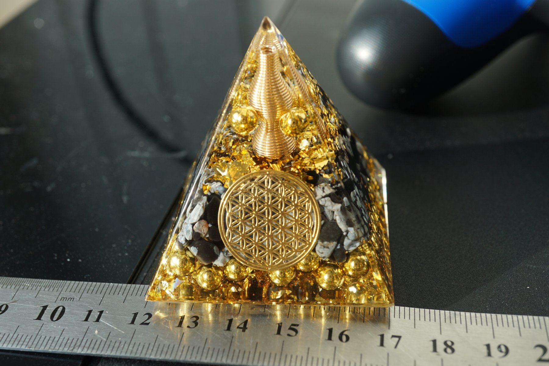 Minerali & Pietre curative: Orgonit Pyramide   Turmalin/mix  Blume Des Lebens – Nuovo e nell'imballaggio originale da Eschenbach SG venduto da craniums 3