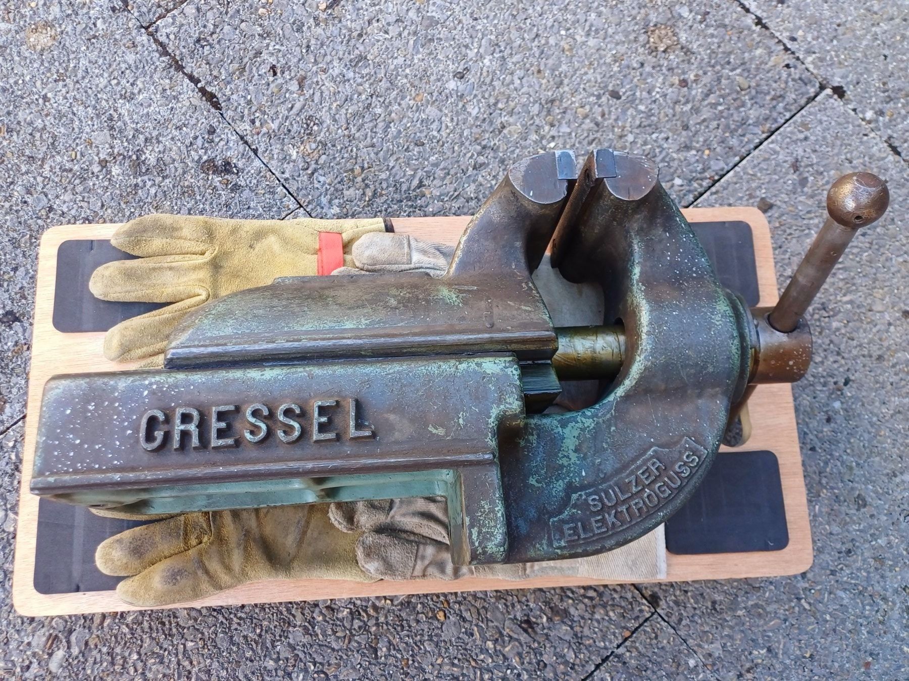 Gressel Tutti gli attrezzi: Gressel Schraubstock Sulzer Elektroguss! 50cm – Usato da Kloten venduto da Juanita3