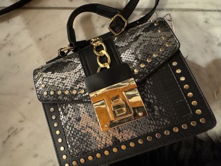 Trendige Handtasche in Schlangenoptik mit Golddetails!