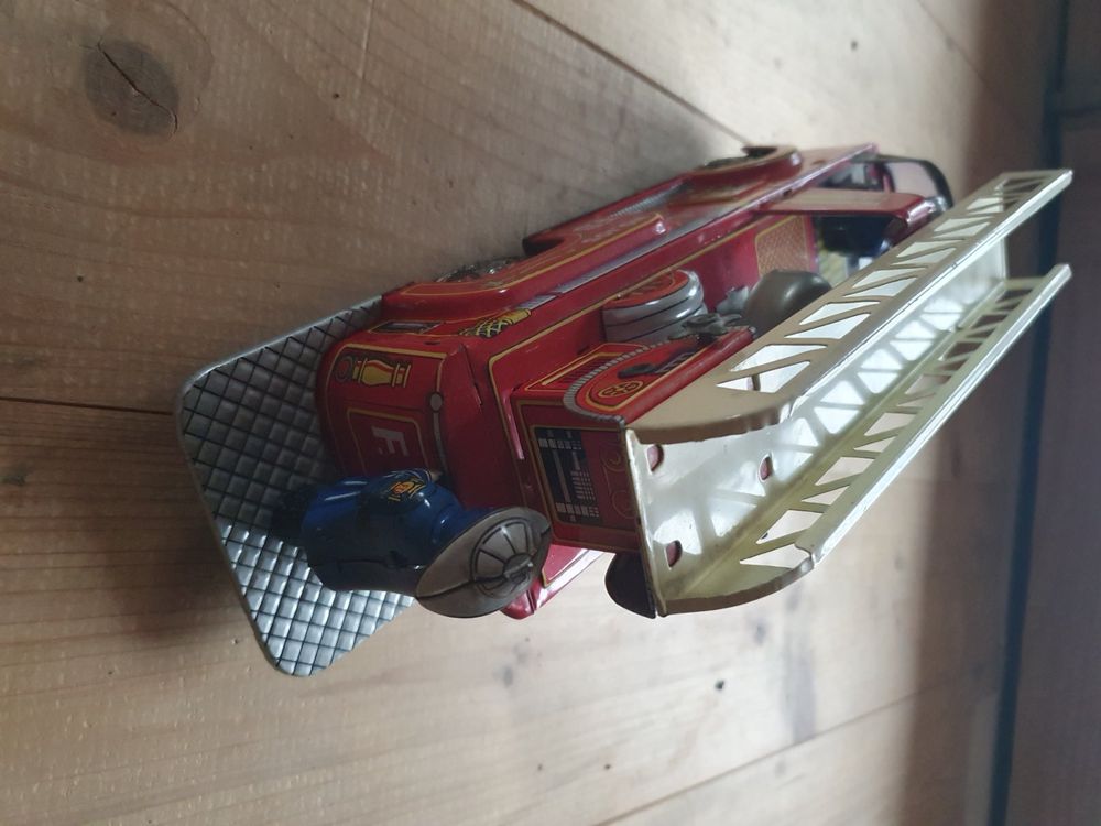 (COPY) Altes Blechspielzeug Feuerwehrauto 3