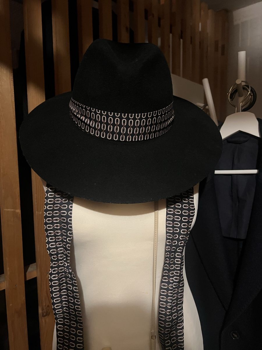 Zara Copricapi, berretti & cappellini: Schicker schwarzer Hut von Zara mit Band – Nuovo (secondo la descrizione) da Zürich venduto da sellingmystuff1 7