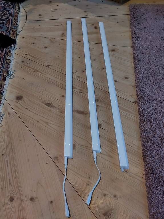 Lampes: LED Leuchte Lichtleiste – D'occasion à Wilen b. Wollerau par mooontjen 1