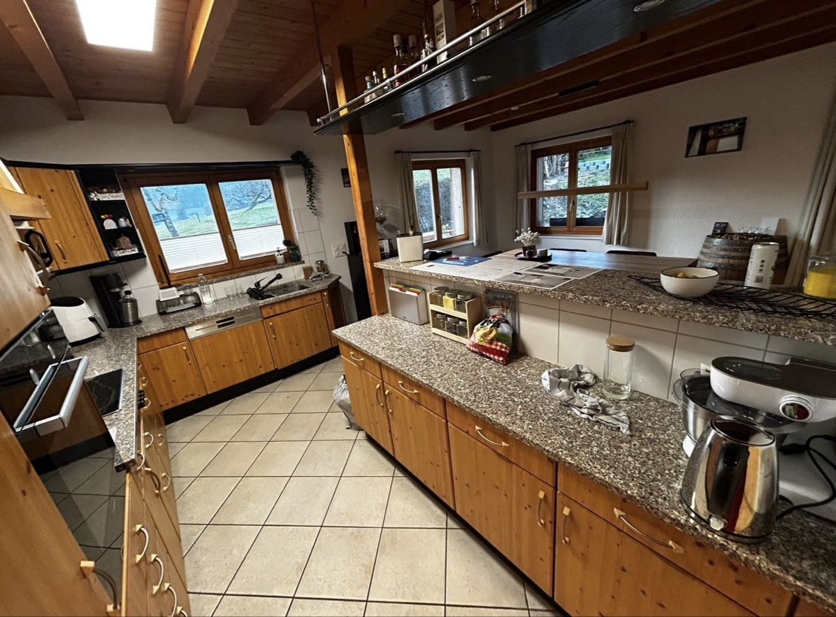 Cucine complete: Küche (Holzfronten mit Granitabdeckung und Bar) – Usato da Langenthal venduto da schneeberger-16 4