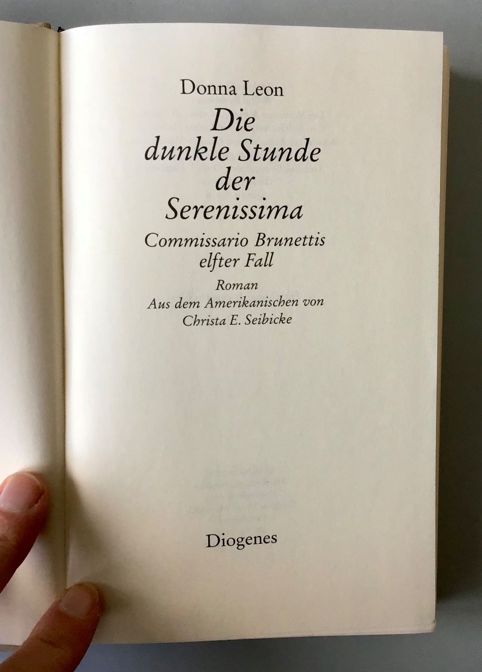 Libri: Donna Leon, Fall 11: Die dunkle Stunde der Serenissima – Nuovo (secondo la descrizione) da Bubendorf venduto da Alpenheidi 2