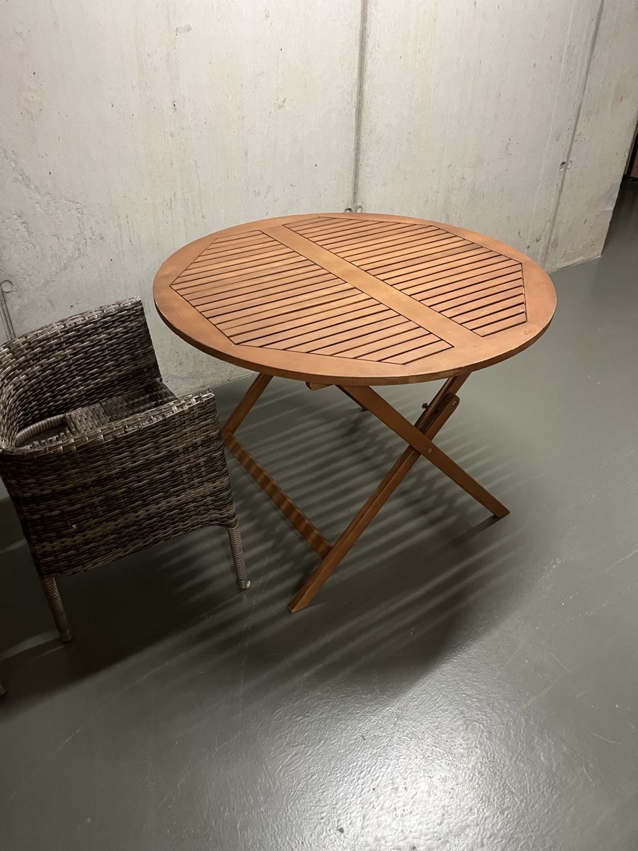 Set di tavolo e panche: Holz Tisch & Rattan Stühle Balkon – Usato da Lyss venduto da 500Milles