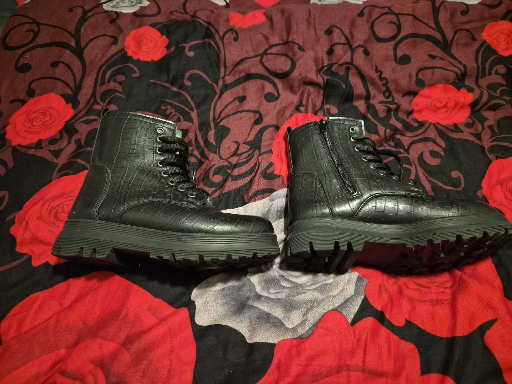 Scarpe da donna: Schwarze Winterboots im Kroko-Look, Grösse 36 – Usato da Dietikon venduto da Eleda 1