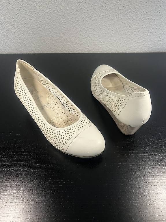 Scarpe da donna: Weisse Keilpumps Damenschuhe Gr. 39 – Usato da Au SG venduto da ali_j87n 4