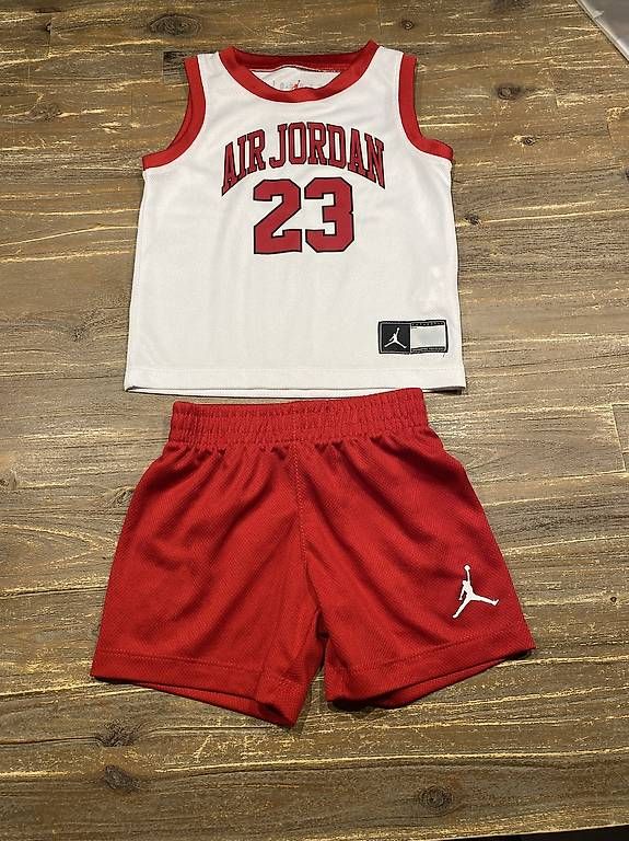Jordan Trainer, Turnhosen & -trikots: Air Jordan Trikot Gr. 80/86 – Gebraucht aus Brugg AG von katinka0714