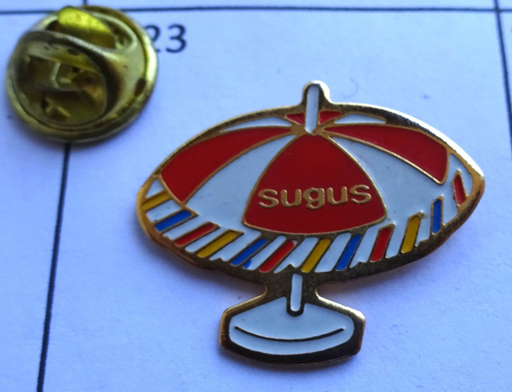 Placchette & Badge: Pin Sonnenschirm rot SUGUS – Usato da Utzenstorf venduto da BUtter81